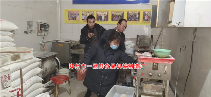 商丘客戶做面條批發(fā)考察一品鮮燴面機(jī)(圖1) 商丘客戶做面條批發(fā)考察一品鮮燴面機(jī)(圖1)