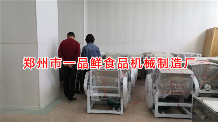 登封客戶(hù)考察5型燴面機(jī)(圖3)