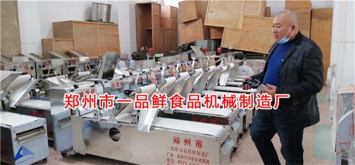 周口客戶訂購3型全套燴面機設(shè)備(圖2) 周口客戶訂購3型全套燴面機設(shè)備(圖2)