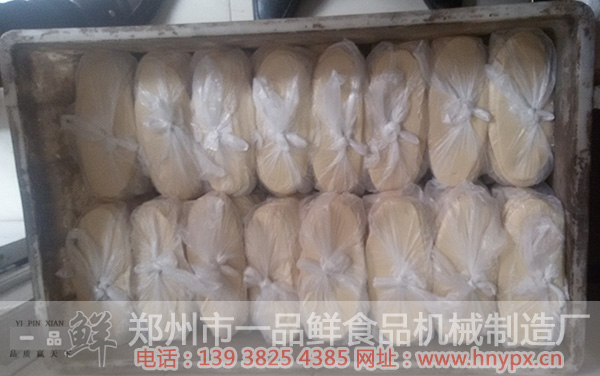 裝袋裝箱準(zhǔn)備給客戶配送的燴面坯 裝袋裝箱準(zhǔn)備給客戶配送的燴面坯