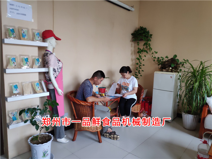 客戶簽訂購(gòu)機(jī)協(xié)議 客戶簽訂購(gòu)機(jī)協(xié)議