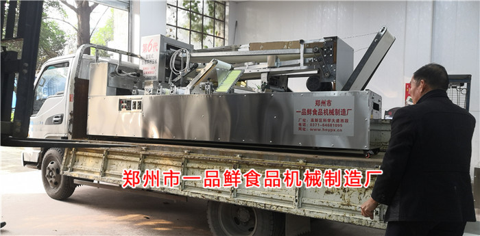 成型機(jī)設(shè)備裝車(chē)中 成型機(jī)設(shè)備裝車(chē)中