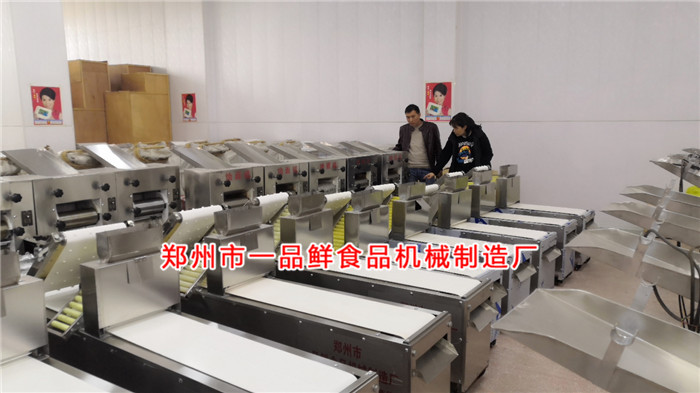 客戶在一品鮮設(shè)備展廳 客戶在一品鮮設(shè)備展廳