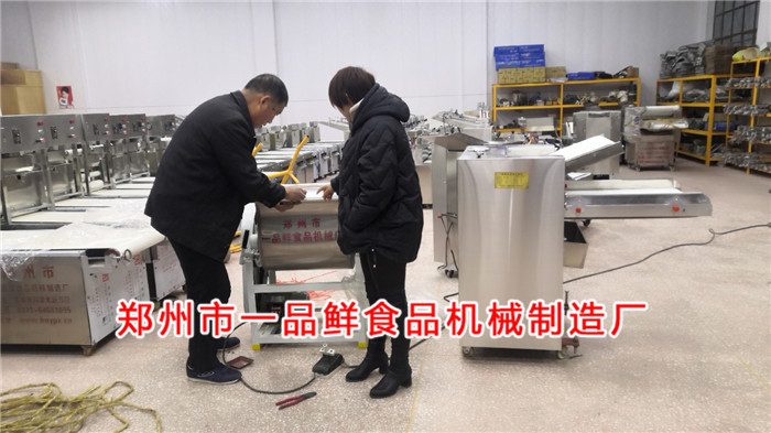 師傅介紹和面機(jī)揉壓機(jī)的操作 師傅介紹和面機(jī)揉壓機(jī)的操作