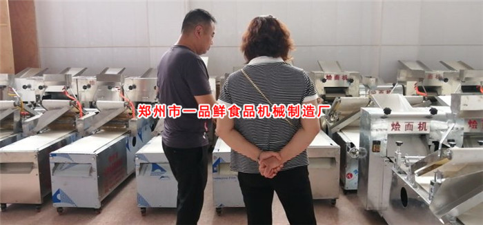 客戶在一品鮮設(shè)備展廳 客戶在一品鮮設(shè)備展廳