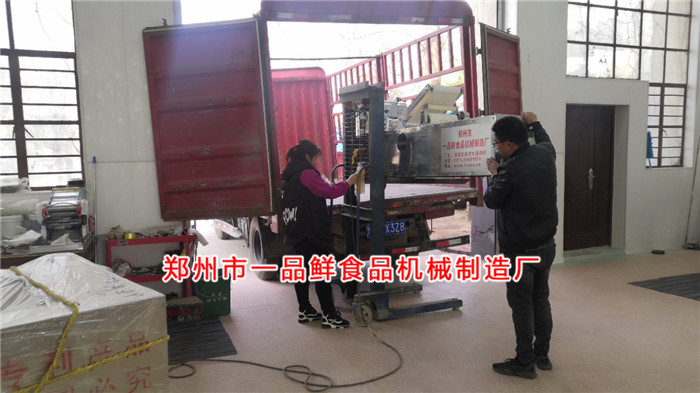 長治客戶訂購燴面機裝車發(fā)貨 長治客戶訂購燴面機裝車發(fā)貨