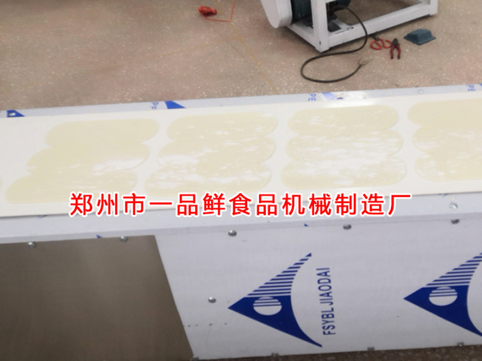 按客戶要求調(diào)試設(shè)備生產(chǎn)出的燴面片 按客戶要求調(diào)試設(shè)備生產(chǎn)出的燴面片