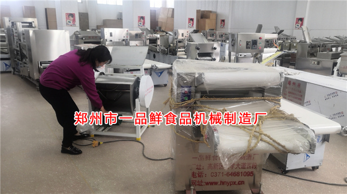 客服人員對(duì)設(shè)備進(jìn)行生產(chǎn)調(diào)試 客服人員對(duì)設(shè)備進(jìn)行生產(chǎn)調(diào)試