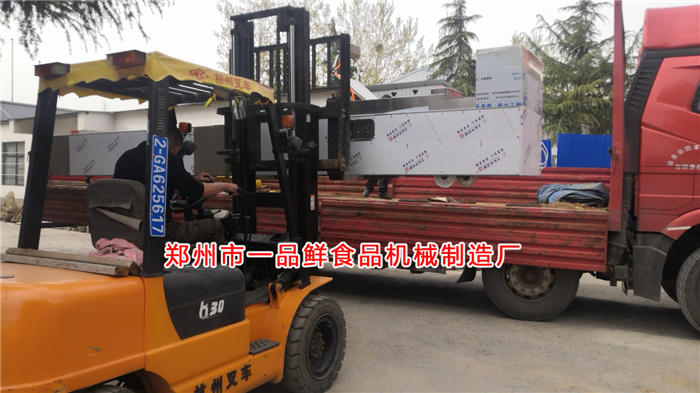 多功能成型機(jī)裝車中 多功能成型機(jī)裝車中