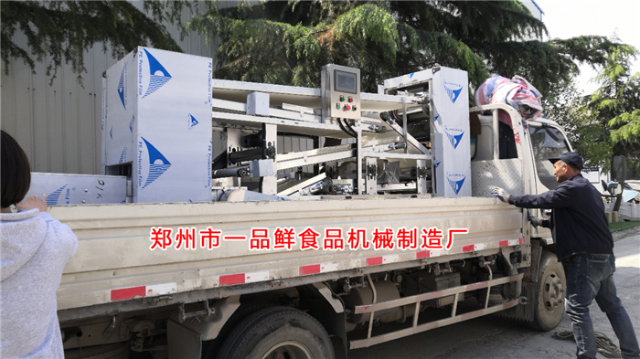 揉壓機(jī)裝車完畢發(fā)往目的地 揉壓機(jī)裝車完畢發(fā)往目的地