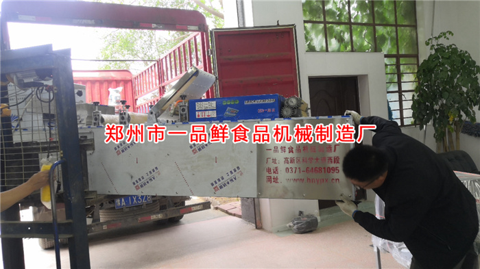 多功能成型機設(shè)備裝車中 多功能成型機設(shè)備裝車中