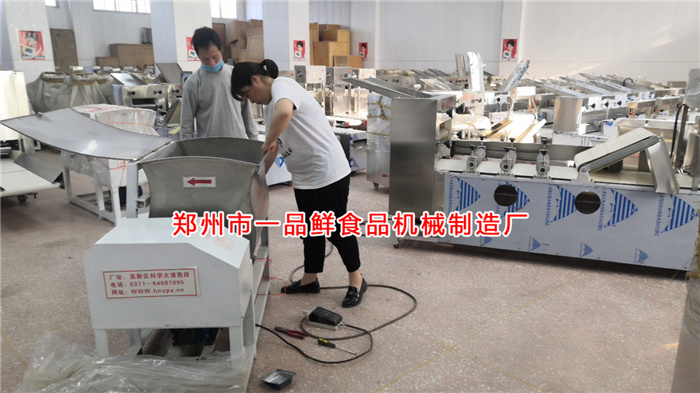 工作人員為客戶調(diào)試和面機(jī) 工作人員為客戶調(diào)試和面機(jī)