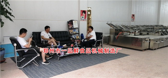 客戶與王總洽談定機事宜 客戶與王總洽談定機事宜